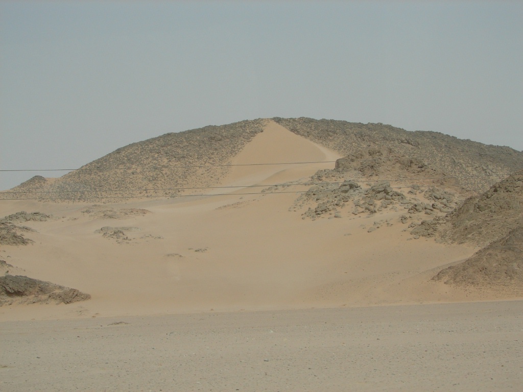 2008/03(March)/AroundTheWorld/Egypt/Karnak/1024x768_Desert on other side blows a river of sand.jpg